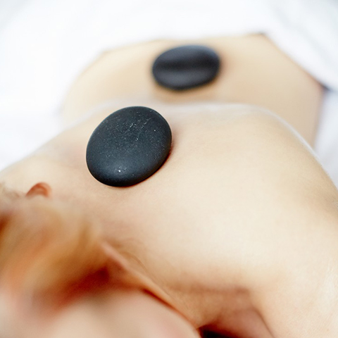 Presentkort Hot Stone Massage 50min i gruppen Behandlingar / Kropp / Massage & kroppsbehandlingar hos Hudotekets Webshop (HSM1)