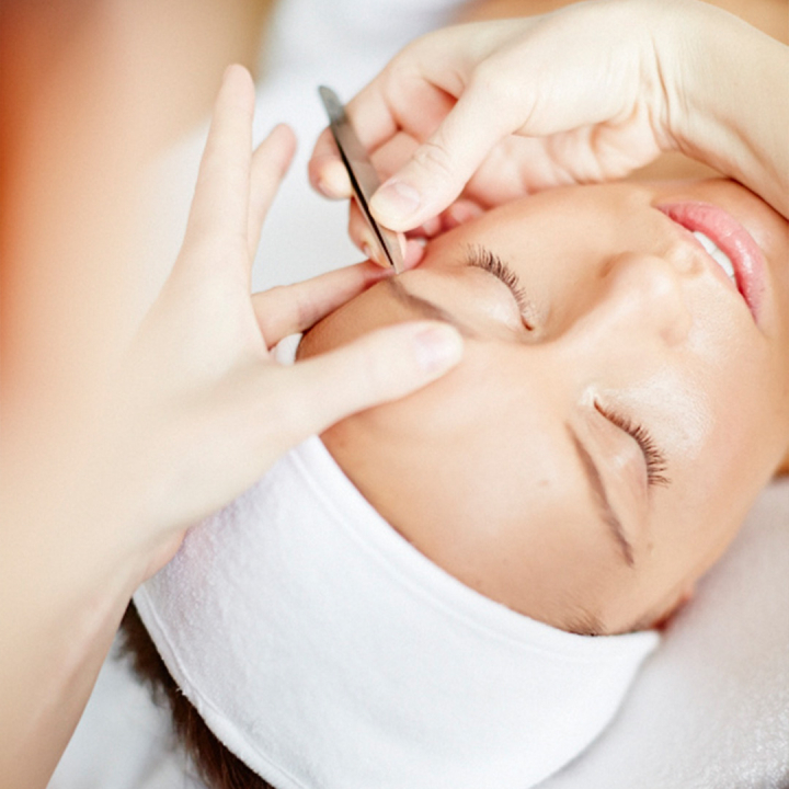 Ögonbrynsplock inklusive brynfärg | Behandlingar - Ansikte - Fransar & bryn | Apoteka