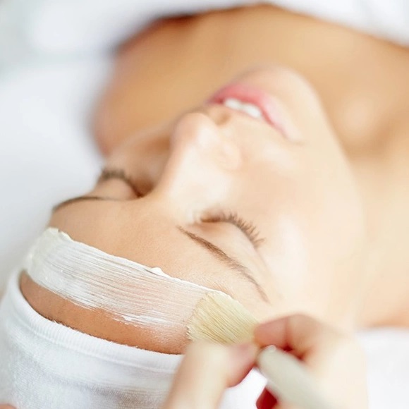 Fall Refresh Facial med Färg av Fransar & Bryn inkl plock 50 min