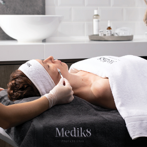 Ansiktsbehandling Medik8 70 min | Behandlingar - Ansikte - Ansiktsbehandlingar - Märkesbehandlingar | Apoteka