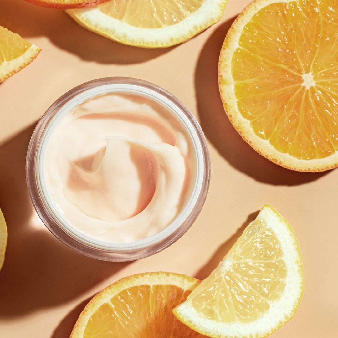 1. Stärker hudens försvar mot UV-strålning